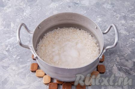 Как только вода закипит, положите в неё рис, перемешайте и с момента закипания варите на слабом огне 8-10 минут. В другую кастрюльку налейте молоко, поставьте на огонь, дайте закипеть.