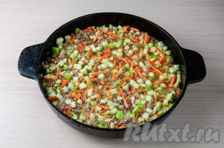 Залейте овощи водой комнатной температуры и доведите до кипения.