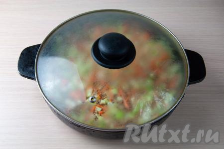 Накройте сковороду крышкой, убавьте огонь до минимума и готовьте гречку с кабачками и морковью минут 25-30 (до готовности гречки и выпаривания жидкости).