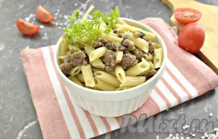 Вкусные, ароматные макароны по-флотски, приготовленные с грибами и фаршем, сразу подаём на стол.