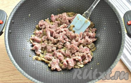 Затем к грибам и луку добавляем мясной фарш, по вкусу солим и перчим.