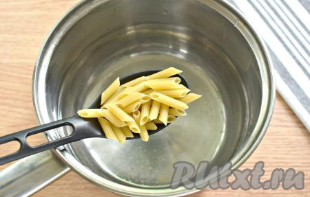 В кастрюлю наливаем 1,5 литра воды, солим, доводим на сильном огне до кипения. В кипящую воду перекладываем макароны и сразу перемешиваем. Варим макароны до готовности (примерно, 8-10 минут) на небольшом огне.