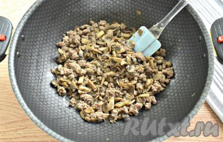 Обжариваем фарш с грибами и луком минут 10, периодически перемешивая и разбивая комочки мяса лопаточкой.