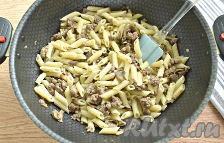 Перемешиваем грибы с макаронами и фаршем, сковороду накрываем крышкой и сразу уменьшаем огонь практически до минимума. Томим макароны по-флотски 2-3 минуты, иногда помешивая.