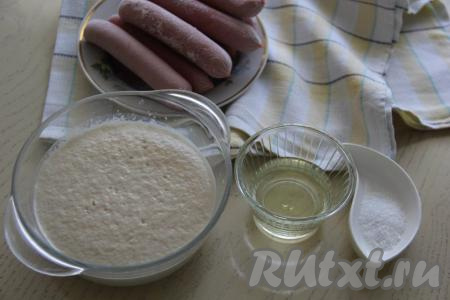 По прошествии 15 минут поверхность опары запенится, это означает, что дрожжи начали работать.