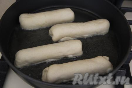 Оставить сосиски в тесте на столе на минут 15-20 под полотенцем. В сковороду влить масло и хорошо его разогреть. Выложить сосиски, завёрнутые в дрожжевое тесто, в&nbsp; сковороду.
