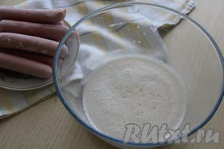 В объёмную миску влить запенившуюся опару, добавить растительное масло.&nbsp;