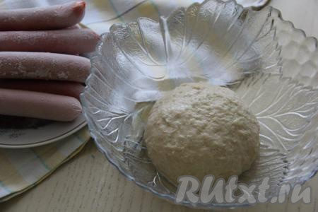 Сначала перемешивать тесто ложкой, а затем, частями добавляя оставшуюся муку, хорошо вымесить тесто. Тесто вымешивать минут 5-7 (до гладкого и нежного состояния). Сформировать колобок из теста, поместить в миску, прикрыть полотенцем (или пищевой плёнкой) и оставить на 1 час в тёплом месте.