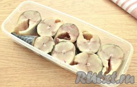 Солить скумбрию можно в пластиковом контейнере или в стеклянной банке. Кусочки скумбрии складываем в контейнер.