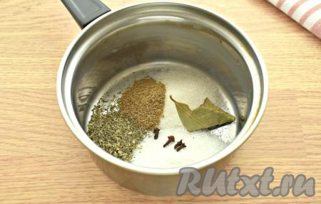 В первую очередь приготовим рассол для засолки скумбрии, для этого в небольшую кастрюльку (или ковшик) всыпаем сахар, соль, молотый кориандр, сушёный базилик. Добавляем бутоны гвоздики и лавровый лист.