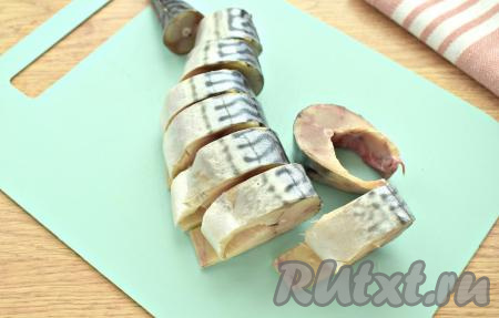 Нарезаем подготовленную скумбрию на кусочки шириной, примерно, 2,5 сантиметра.