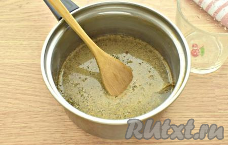 Специи в кастрюльке (или ковшике) заливаем 200 миллилитрами холодной воды и ставим на огонь.