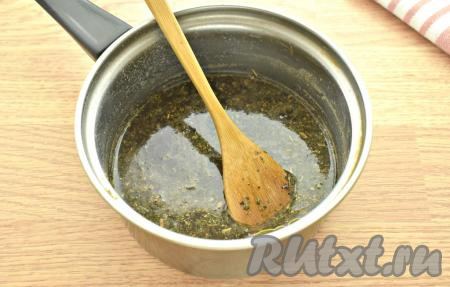 Рассол доводим до кипения, снимаем с огня и полностью остужаем.