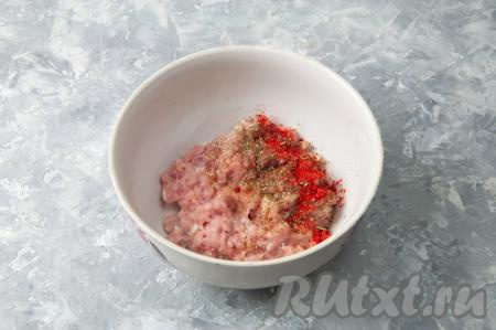 Для получения фарша пропустите кусочки мяса (я взяла куриное филе) через мясорубку, можно взять и покупной фарш. Переложите фарш в миску, посолите его, добавьте ваши любимые специи (у меня - чёрный молотый перец, приправы для курицы и сладкая паприка), тщательно перемешайте.