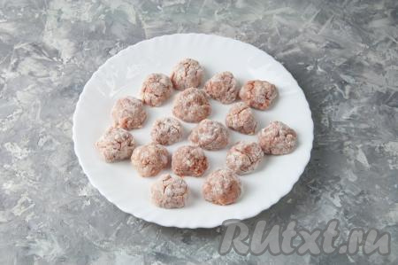 Сформируйте из фарша тефтельки (руки лучше смачивать водой, так как влажными руками проще скатывать из фарша шарики). Обваляйте тефтели со всех сторон в муке.