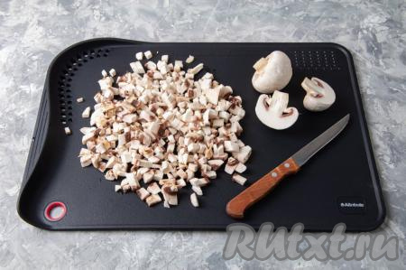 Я готовила грибной соус из шампиньонов, можно взять и лесные грибы (только предварительно отварите их в течение 25-30 минут с момента закипания, лишнюю воду слейте, а затем нарежьте грибы на небольшие кусочки). Если вы, как и я, будете готовить с шампиньонами, тогда промойте их, уберите загрязнения с грибов и мелко их нарежьте.