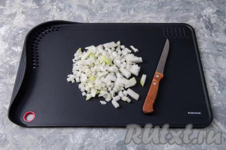 Очистите лук и чеснок, нарежьте их на мелкие кубики.