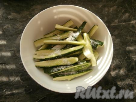 Сложить огурцы в миску, посыпать крупной солью, перемешать. Оставить на 15 минут.