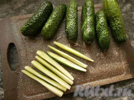 Морковь, зубчики чеснока и лук очистить. Огурцы нарезать вдоль на полосы (каждый огурец разрезать на 8 полос).