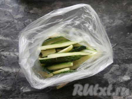 Огурцы за 15 минут пустят сок, который нужно слить, а сами огурцы поместить в пакет.