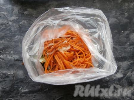 Сверху на огурцы выложить морковку вместе с жидкостью.