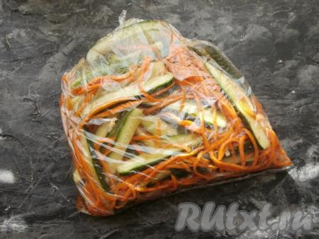 Пакет завязать и потрясти так, чтобы все овощи перемешались. Оставить кимчи в пакете для маринования на 6-7 часов в прохладном месте. Несколько раз за это время закуску следует в пакете перемешать (потрясти).