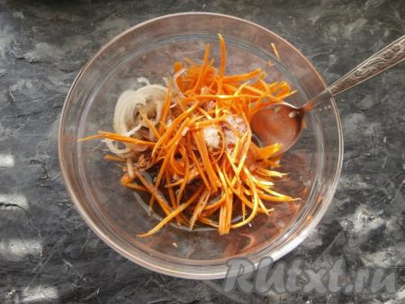 Влить уксус, соевый соус и воду, перемешать.