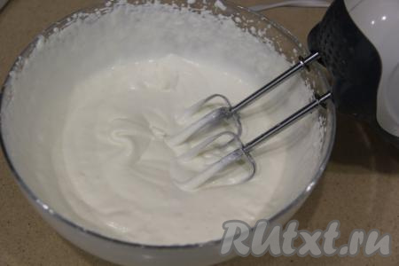Влить хорошо охлаждённые сливки в миску, удобную для взбивания. Взбить сливки миксером до мягких пиков. Время взбивания зависит от качества сливок и мощности миксера.