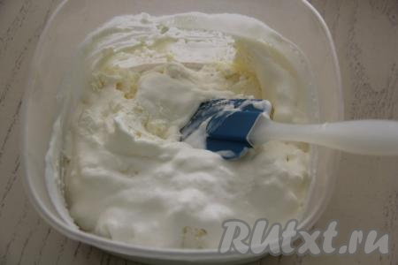 Если вы выложили, как и я, смесь сгущёнки и сливок в лоток, тогда каждые 30 минут нужно доставать лоток и перемешивать мороженое с помощью ложки или лопатки. В общей сложности процедуру перемешивания мороженого каждые 30 минут нужно повторить 4-5 раз. А затем оставить "Пломбир" в морозилке на 7-8 часов. Если вы раскладывали мороженое по порционным формочкам, то его можно не перемешивать.