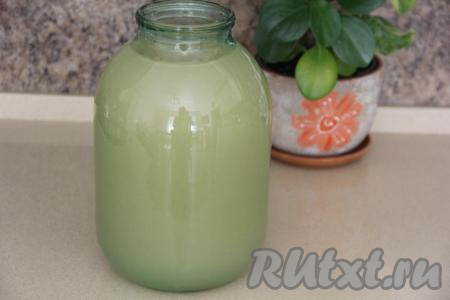 Получившийся хлебный настой влить в трёхлитровую банку, всыпать дрожжи и сахар, добавить изюм, перемешать. Влить воду комнатной температуры до объёма 3 литра.&nbsp;Хорошо перемешать и оставить банку на кухонном столе на сутки. Горлышко банки прикрыть марлей.