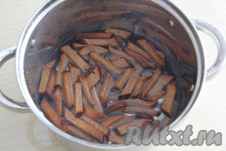 Выложить в кастрюлю (или в миску) хорошо подсушившийся хлеб и залить 1 литром крутого кипятка, оставить на 3-4 часа.