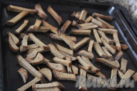 Ржаной хлеб нарезать на тонкие ломтики, выложить на противень, поставить в разогретую духовку и подсушить его до сильно поджаренного состояния. Чем темнее хлебушек, тем темнее будет квас. Я подсушивала хлеб минут 15 при температуре 220 градусов.