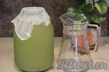 Готовый ржаной квас процедить, разлить по бутылкам или в графин и поставить на сутки в холодильник.