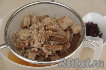 Затем процедить основу для хлебного кваса через сито, хлебный жмых нам не понадобится.