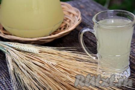 Чем дольше квас, приготовленный в домашних условиях, стоит в холодильнике, тем более газированным он становится. Затем разлить по стаканам и наслаждаться вкусным, приятно освежающим напитком. Если вы ещё не готовили квас из ржаного хлеба с сухими дрожжами, обязательно попробуйте!