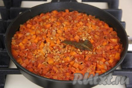 Добавить лавровый лист. Довести до кипения, убавить огонь до минимума и накрыть сковороду крышкой. Готовить гречку с помидорами, морковью и луком на сковороде&nbsp;20 минут (до полного впитывания воды).