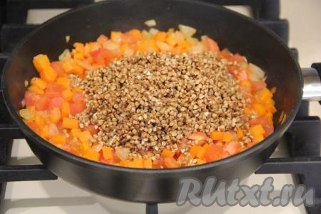 Затем в сковороду с овощами всыпать гречку.