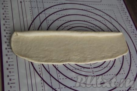 Свернуть каждую часть теста в плотный рулет, начиная с длинной стороны (получатся 2 заготовки багетов).