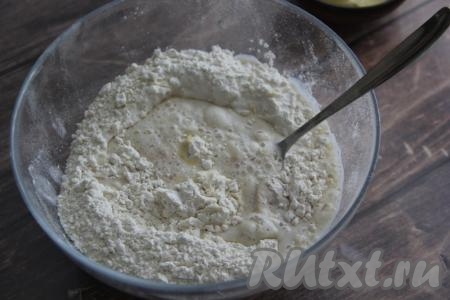 В миску, подходящую для замешивания теста, просеять муку, добавить соль, влить подошедшую опару, перемешать ложкой.