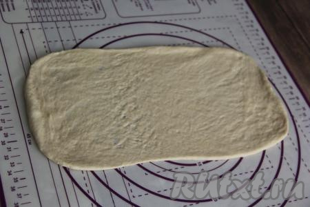Разделить тесто на две части. Раскатать каждую часть теста на припылённой мукой поверхности в длинный прямоугольник.
