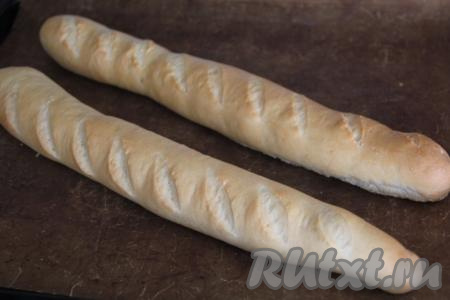 Готовые багеты достать из духовки, накрыть полотенцем и дать отдохнуть минут 10.