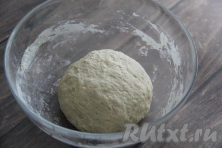 Замешанное тесто оставить в миске, накрыв пищевой плёнкой (или тканевым полотенцем).
