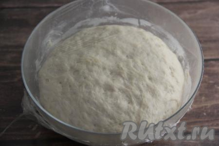 Убрать миску с тестом в тёплое место на 1 час, затем обмять тесто и дать ему подняться второй раз (на это потребуется ещё минут 45). Тесто хорошо поднимется, увеличившись в объёме в несколько раз.