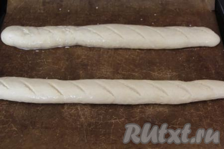 Смазать багеты молоком, поставить в разогретую духовку и выпекать минут 25-30 при температуре 180 градусов.