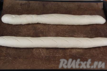 За время расстойки багеты округлятся, затем сделать на них сверху надрезы острым ножом (или лезвием).