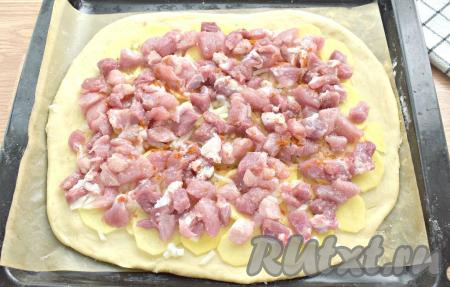 Мясо (у меня - свинина) желательно заранее вымыть и обсушить. Нарезаем мясо на маленькие кубики, равномерно раскладываем поверх картошки с луком, по вкусу солим, перчим, я добавила ещё молотую паприку.