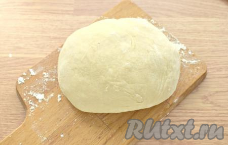 Ингредиенты сначала перемешиваем в миске с помощью ложки, собирая тесто в комок. Затем продолжаем вымешивать тесто уже на столе. Дрожжевое тесто для пирога должно получиться мягким, гладким и не прилипать к ладоням. Теперь тесто нужно убрать в тёплое место для подъёма. В этот раз я воспользовалась мультиваркой. Дно чаши смазываем растительным маслом, выкладываем тесто, устанавливаем режим "Мультиповар"&nbsp;на 1 час при температуре 35 градусов, крышку закрываем. Если мультиварки нет, просто переложите тесто в миску, смазанную маслом, накройте её полотенцем и на 1-1,5 часа поставьте в тёплое место без сквозняков. Тесто должно увеличиться в объёме примерно в 2-2,5 раза.