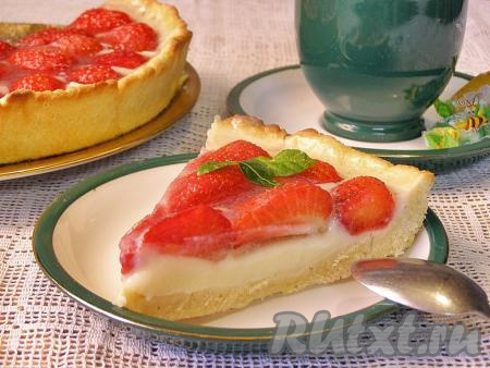 Тирольский пирог с клубникой и заварным кремом