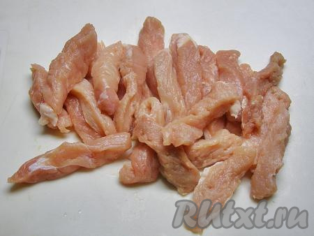 Мякоть свинины ополаскиваем водой, немного обсушиваем, а затем нарезаем на пластины толщиной около 2 сантиметров, слегка отбиваем кулинарным молотком, затем нарезаем на длинные полосочки шириной примерно 1,5-2 сантиметра.
