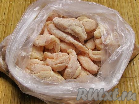 Завязываем пакет и встряхиваем так, чтобы мука равномерно распределилась по мясу.